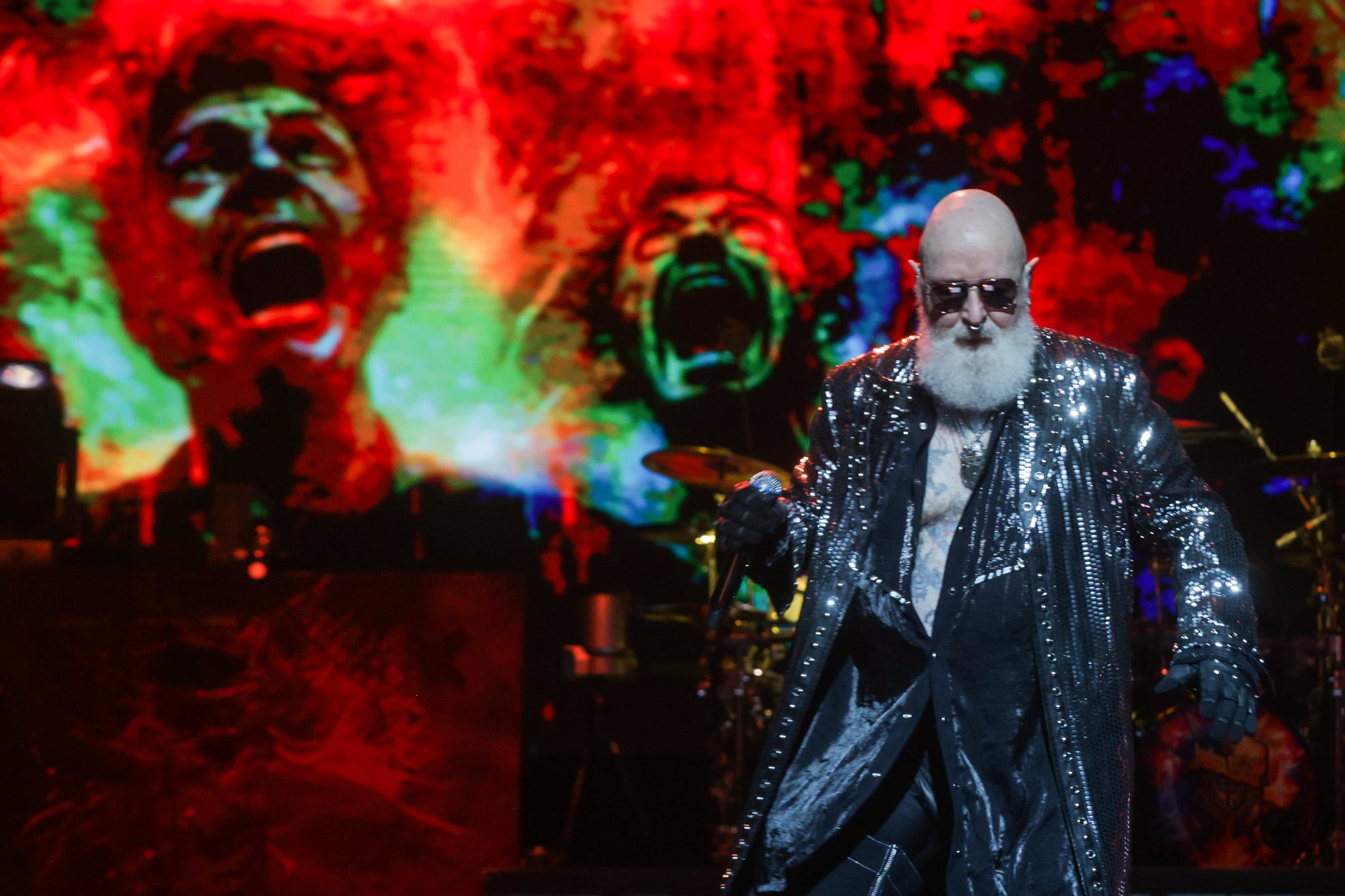 Una figura necesaria, Rob Halford sigue propulsando sus notas altas en el plano sonoro.