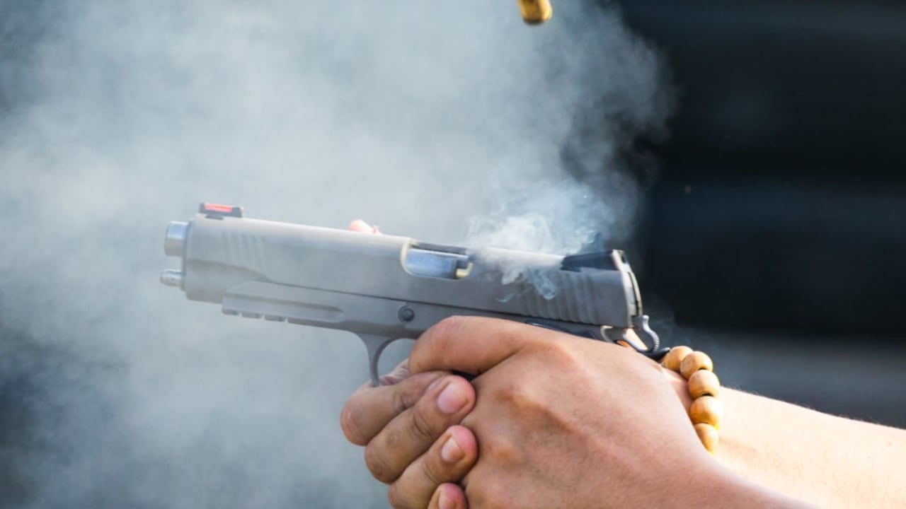 Tanto el oficial como el sospechoso se dispararon mutuamente.