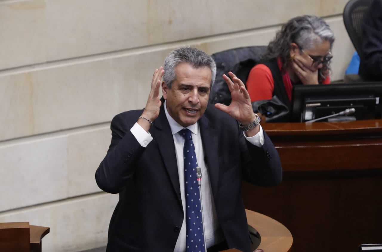El ministro del Interior Luis Fernando Velasco en la plenaria del Senado. 
17-10-2023