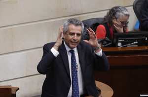 El ministro del Interior Luis Fernando Velasco en la plenaria del Senado.
17-10-2023