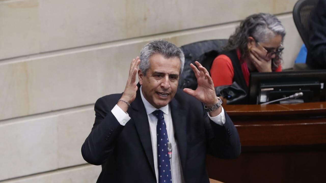 El ministro del Interior Luis Fernando Velasco en la plenaria del Senado.
17-10-2023