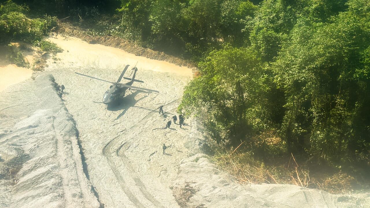 Destruyen maquinaría amarilla utilizada por las Farc para minería ilegal