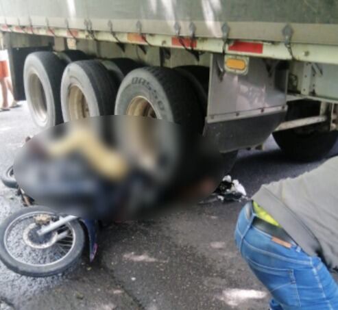 El motorizado habría intentado adelantar por derecha.