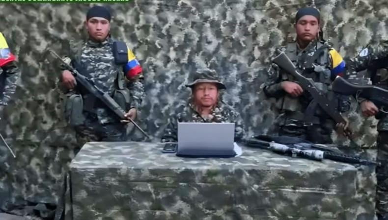 Alias Libardo, (en el centro) cabecilla del Frente Ismael Ruiz, por quien las autoridades ofrecen una recompensa de hasta 100 millones de pesos.