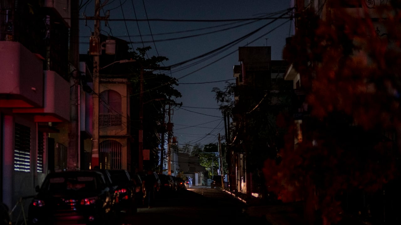 (ARCHIVOS) En esta foto de archivo tomada el 6 de abril de 2022, se ven los faros de un automóvil en una calle oscura en San Juan, Puerto Rico, después de un gran corte de energía en la isla. - La mayoría de las personas en Puerto Rico se despertaron el 7 de abril de 2022 sin electricidad después de que un apagón afectó a todo el territorio insular de los EE. UU. en el Caribe. (Foto de Ricardo ARDUENGO / AFP)