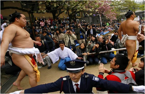 El desfile de los pesos pesados. Un grupo de luchadores de sumo desfiló frente a una multitud de espectadores en Tokio. El evento, que se celebra cada año, se hizo afuera de la capilla de Yasukuni, donde se conmemora la muerte de miles de japoneses en la guerra. 