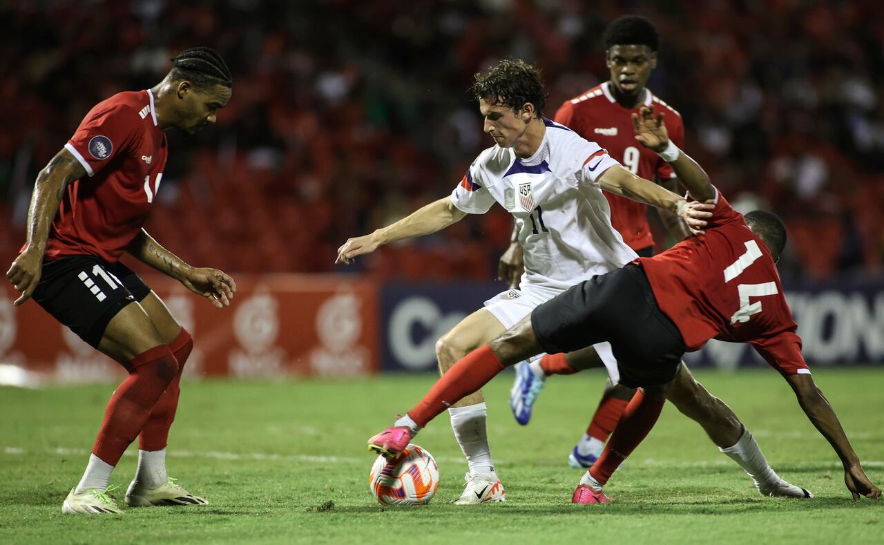 Brenden Aaronson de los Estados Unidos pelea por el balón con Shannon Gomez de Trinidad y Tobago en el encuentro de cuartos de final de la Liga de Naciones CONCACAF el lunes 20 de noviembre del 2023 en Puerto Príncipe, Trinidad y Tobago. (AP Foto/Azlan Mohammed)