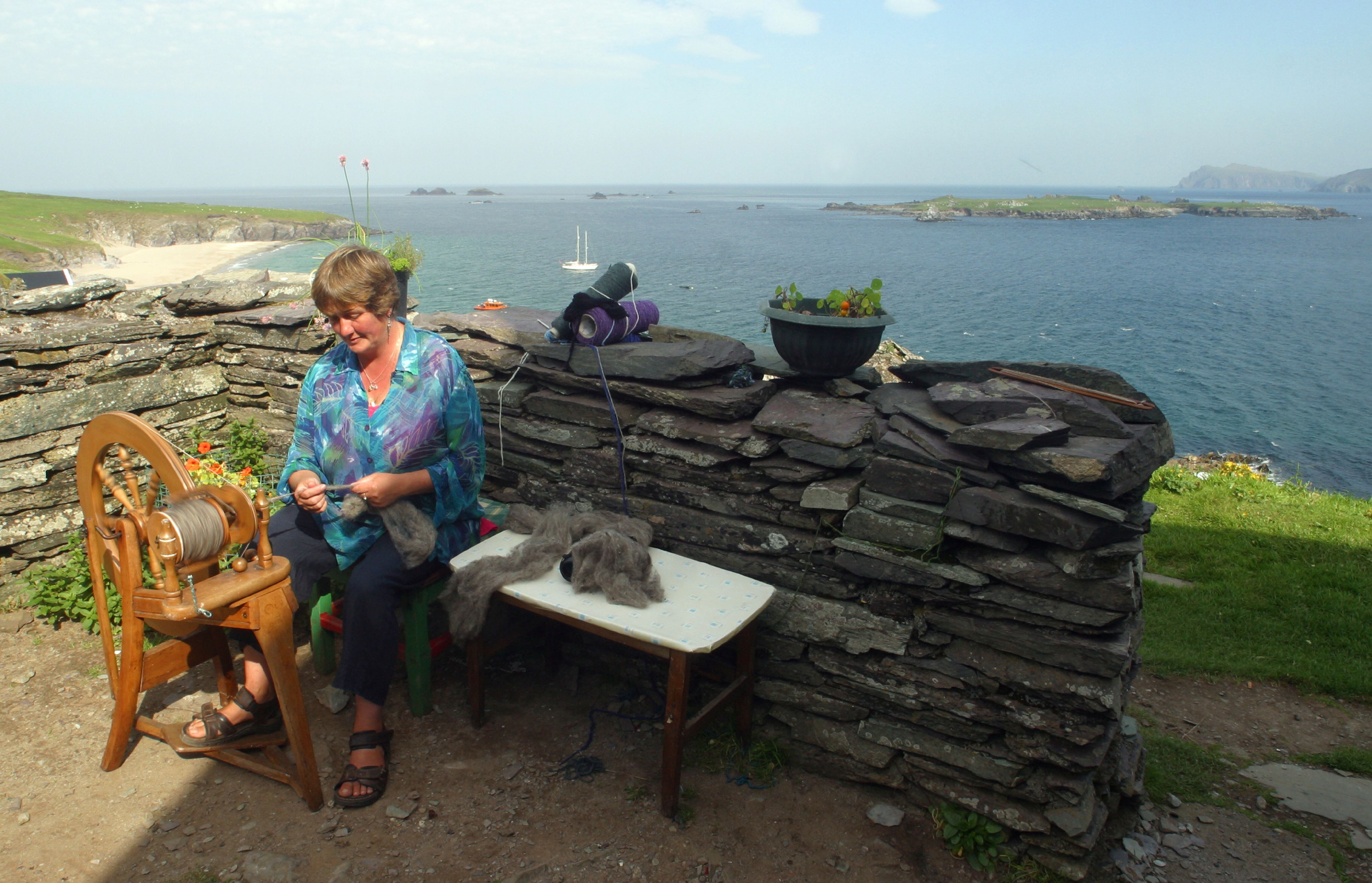 Isla Great Blasket, Irlanda - Sue Radican es una tejedora que vive en Blaskets durante el verano.
