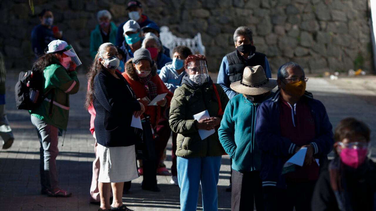 Personas mayores de 60 años esperan recibir la vacuna AstraZeneca para COVID-19 en una jornada en que México comienza a inmunizar a su población anciana contra el nuevo coronavirus en el distrito periférico de Milpa Alta de la Ciudad de México, el lunes 15 de febrero de 2021. (AP Foto/ Rebecca Blackwell)