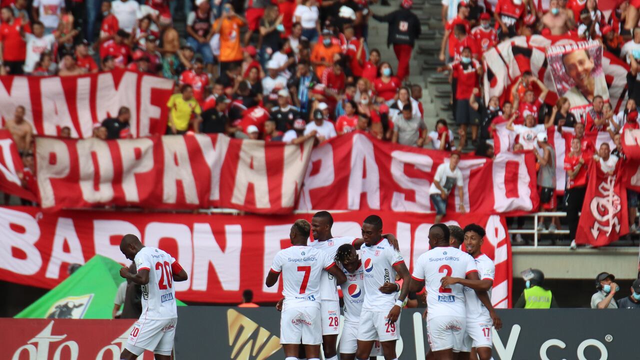 Jugadores del América celebran después de anotar el tercer gol durante partido entre Deportivo Pereira y América de Cali por la fecha 20 de la Liga BetPlay DIMAYOR II 2021 jugado en el estadio Hernan Ramirez Villegas en Pereira. / Players of America celebrate after scoring the third goal during match between Deportivo Pereira and America de Cali for the for the date 20 as part of BetPlay DIMAYOR League II 2021 played at Hernan Ramirez Villegas stadium in Pereira city. Photo: VizzorImage / Pablo Bohorquez / Cont