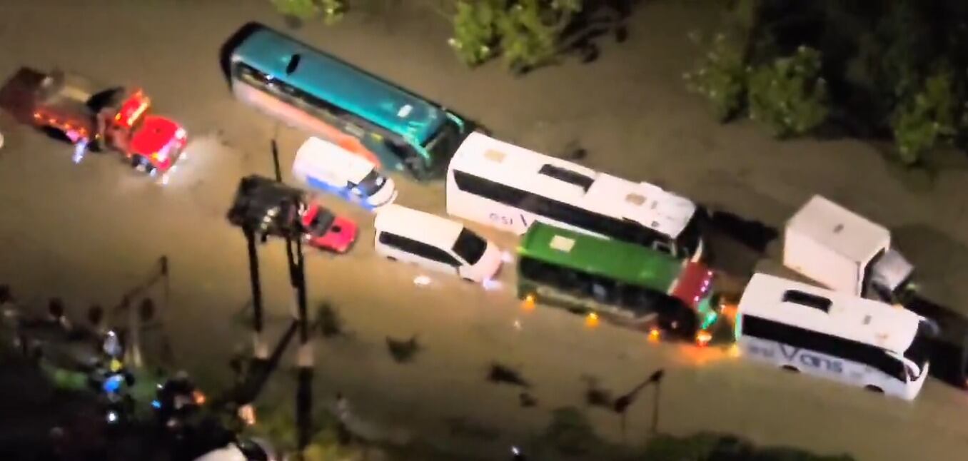 En el video se puede observar una gran cantidad de vehículos atrapados en el agua, completamente inmóviles, sin poder avanzar debido a la fuerte inundación que cubrió varios metros de la autopista.