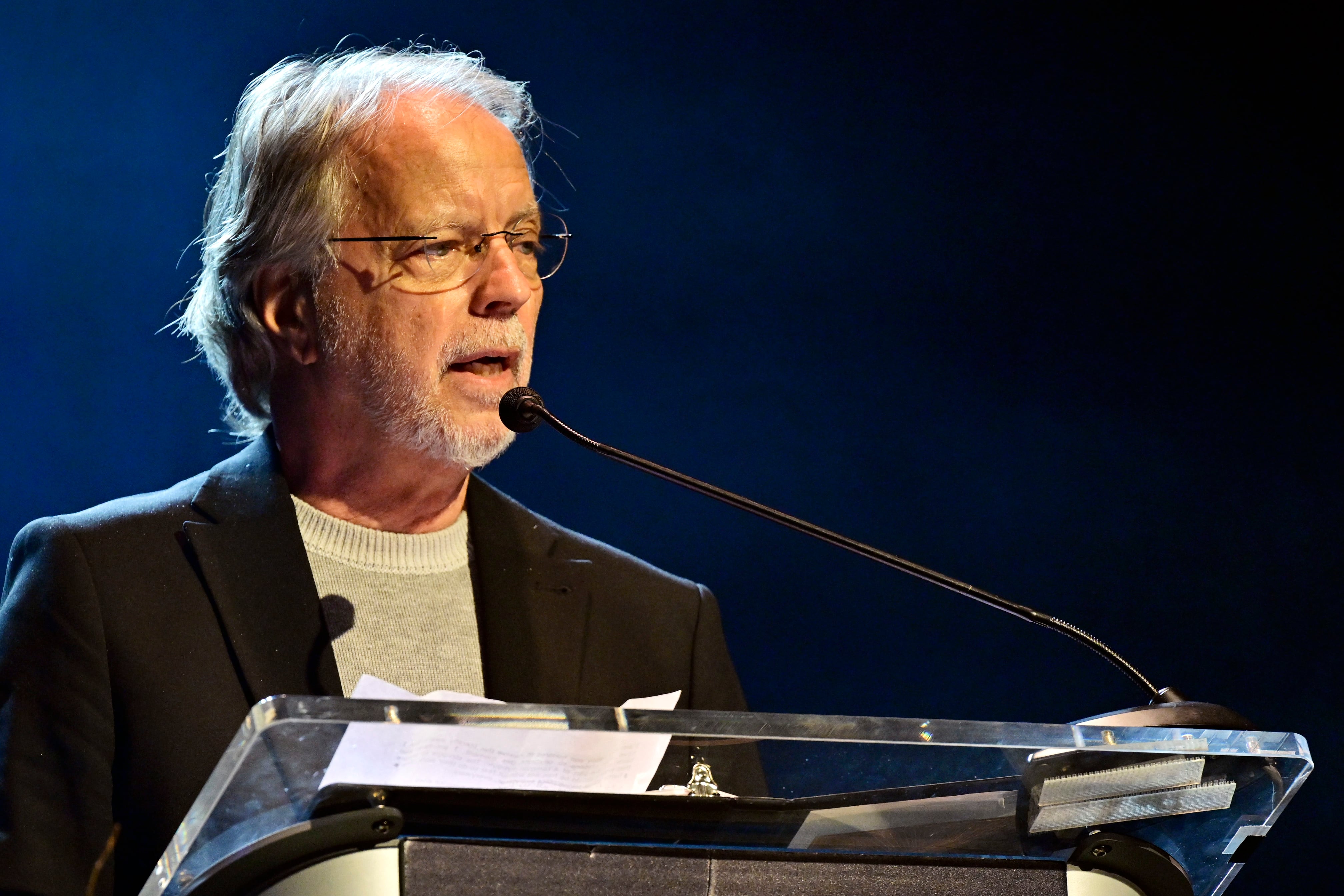 Mia Couto interviene en el escenario durante la 61.ª Ceremonia Anual de Premios Literarios de PEN America en The Town Hall, Nueva York. Foto de Eugene Gologursky/Getty Images para PEN America
