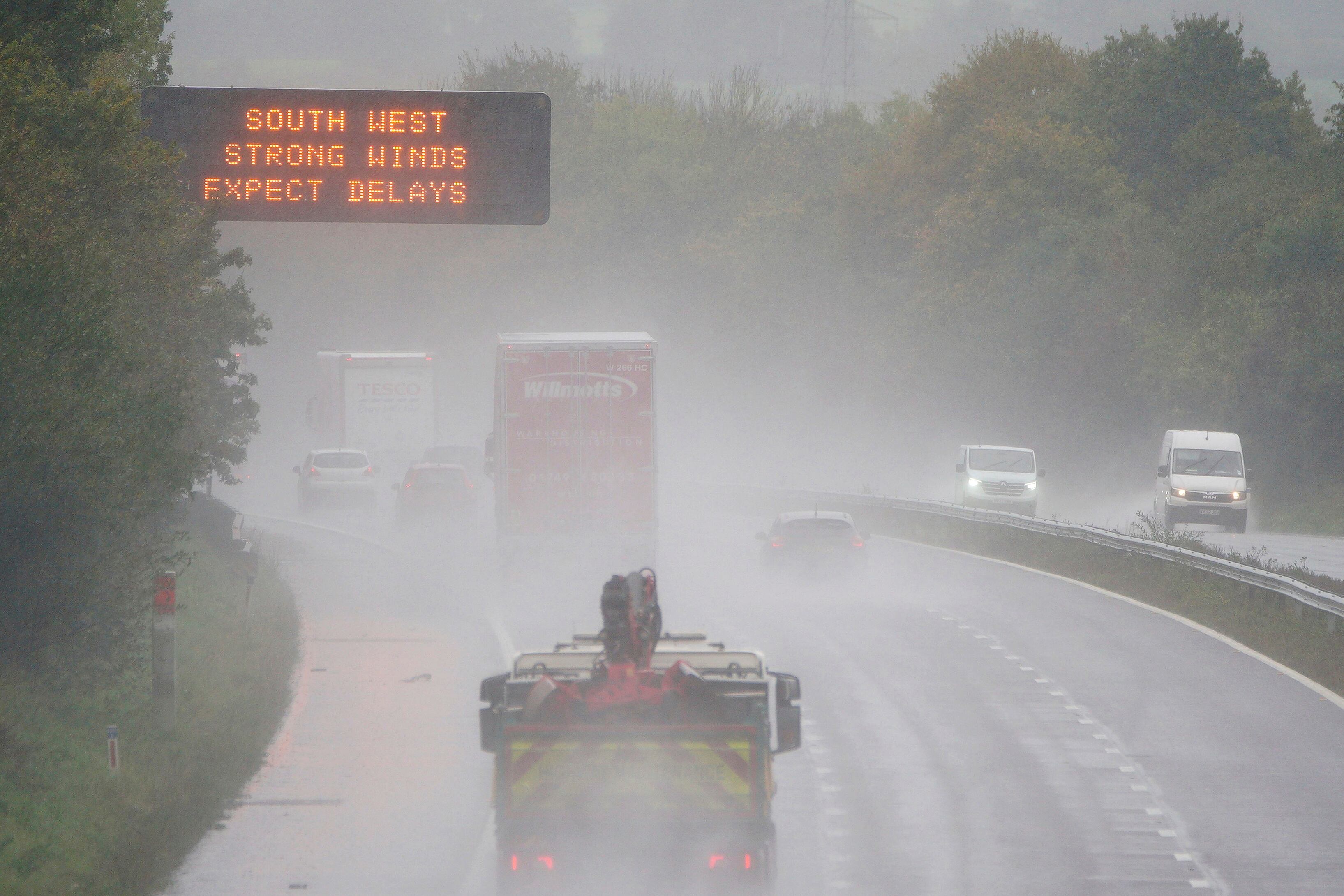 Una señal de advertencia meteorológica alerta a los conductores que viajan a través de agua pulverizada y vientos en la red de autopistas M5 mientras la tormenta Ciaran trae fuertes vientos y fuertes lluvias a lo largo de la costa sur de Inglaterra.