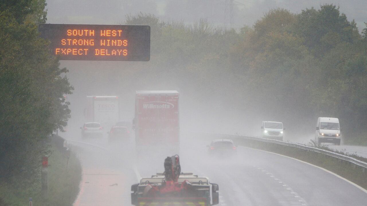 Una señal de advertencia meteorológica alerta a los conductores que viajan a través de agua pulverizada y vientos en la red de autopistas M5 mientras la tormenta Ciaran trae fuertes vientos y fuertes lluvias a lo largo de la costa sur de Inglaterra.