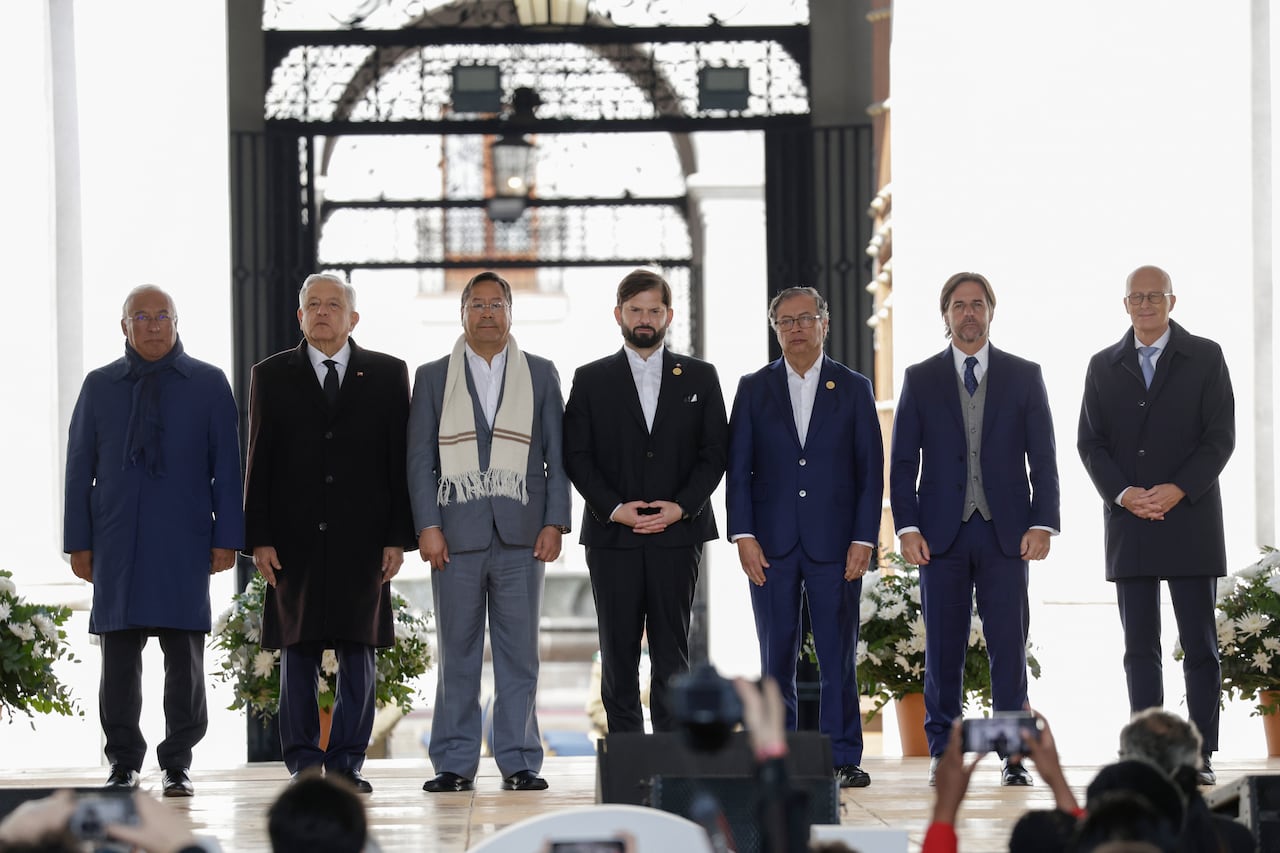 El presidente de Chile Gabriel Boric (C) posa con dignatarios internacionales invitados (de izquierda a derecha) Presidente de Portugal Antonio Costa, presidente de México Andrés Manuel López Obrador, presidente de Bolivia Luis Arce, presidente de Colombia Gustavo Petro, presidente de Uruguay Luis Lacalle Pou y el Presidente del Consejo Federal de Alemania, Peter Tschentscher, durante un evento oficial con dignatarios internacionales para conmemorar el 50º aniversario del golpe militar de 1973 el 11 de septiembre de 2023 en Santiago, Chile.