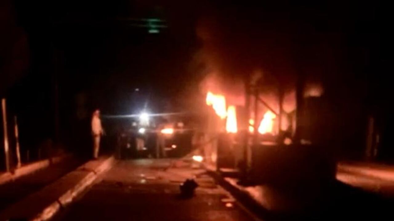 Encapuchados arremetieron contra las casetas del peaje y las incineraron con bombas