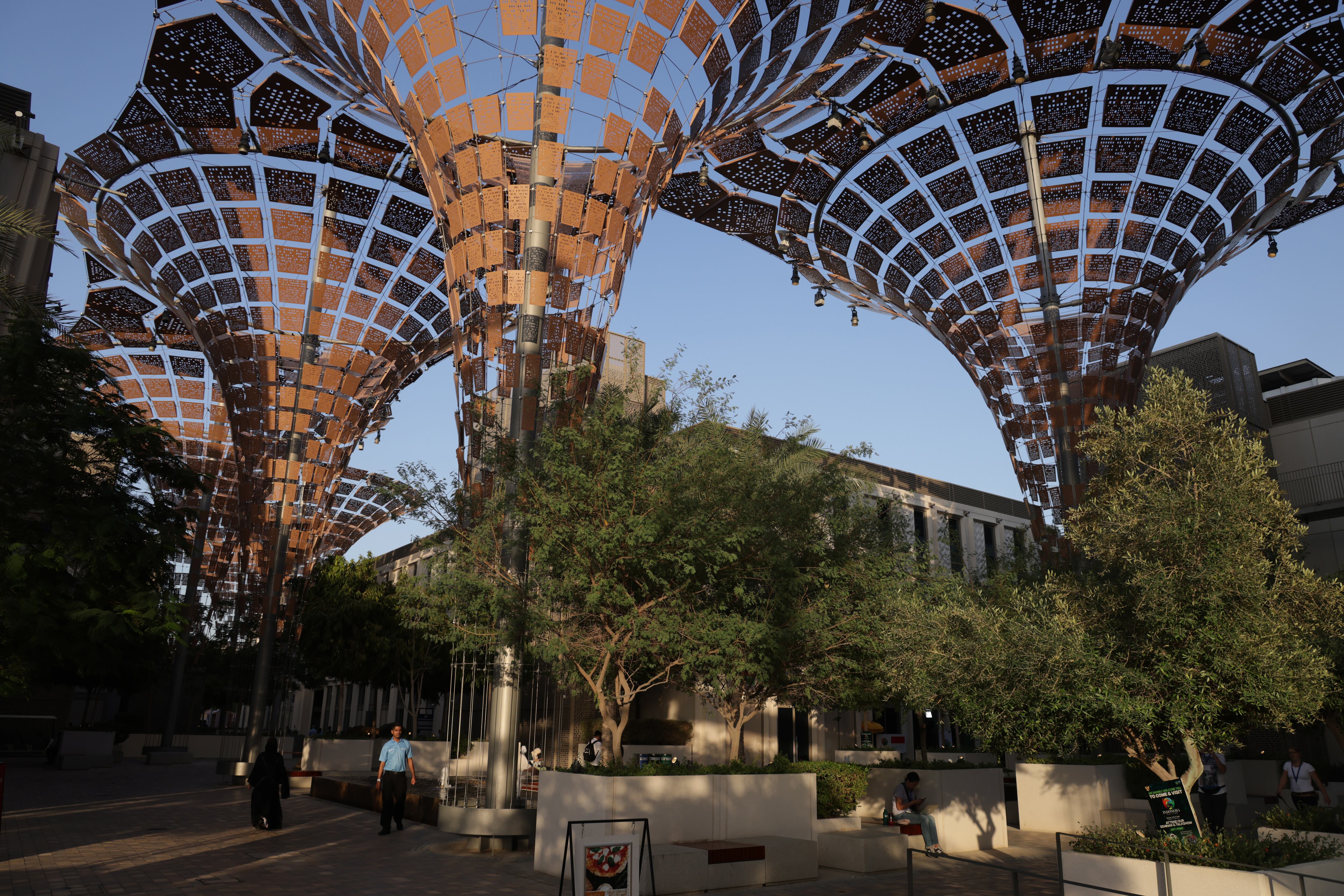 Con el telón de fondo de la polémica que salpica al presidente de la COP28, el sultán emiratí Al Jaber, que también preside la compañía petrolera nacional Adnoc, por conflicto de intereses, Guterres le pide que aproveche su situación para convencer al mundo de la necesidad de abandonar estas energías contaminantes.