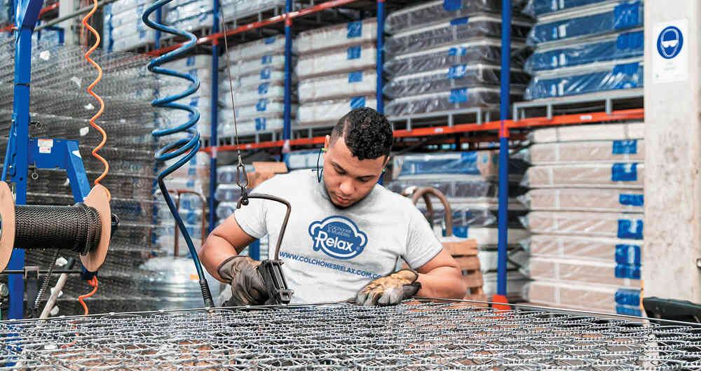 En las instalaciones de la empresa en Barranquilla se producen a diario 1.000 unidades de colchones. 