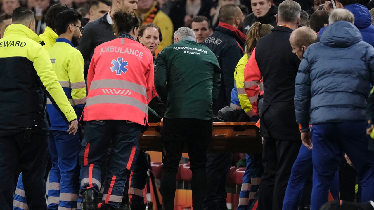Los médicos sacan al entrenador asistente de Hungría, Adam Szalai, del campo durante el partido de fútbol de la Liga de Naciones de la UEFA entre Holanda y Hungría, en el Johan Cruyff Arena, en Ámsterdam, Países Bajos, el sábado 16 de noviembre de 2024.