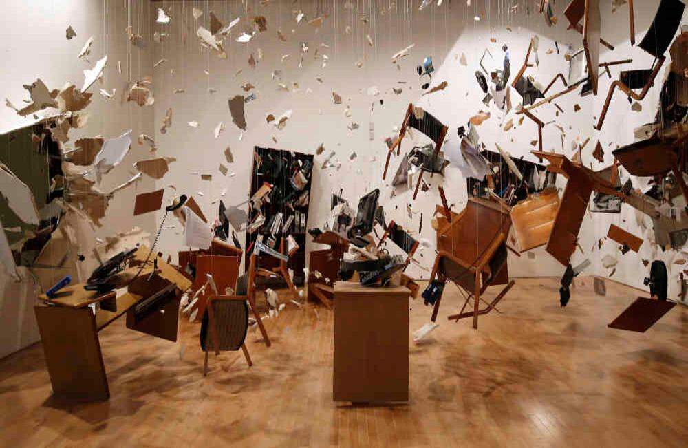 Sala de Juntas (Bogotá), 2017 Vistas de la instalación en La cosa está candela, Museo de Arte Miguel Urrutia (MAMU), 2017 Madera, metal, plástico y papel Dimensiones variables © Los Carpinteros Foto: Guillermo Torres / Revista Semana