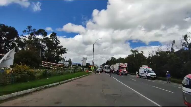 Se presenta vehículo varado tipo tractocamión en la localidad de Usaquén, en la Autonorte con calle 202, sentido Sur - Norte.