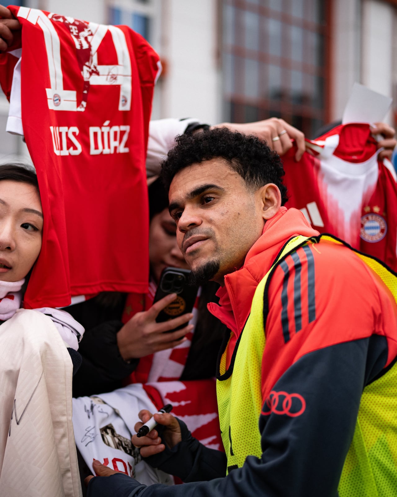 Luis Díaz fue recibido por la afición del Bayern Múnich tras la doble fecha de amistosos FIFA.