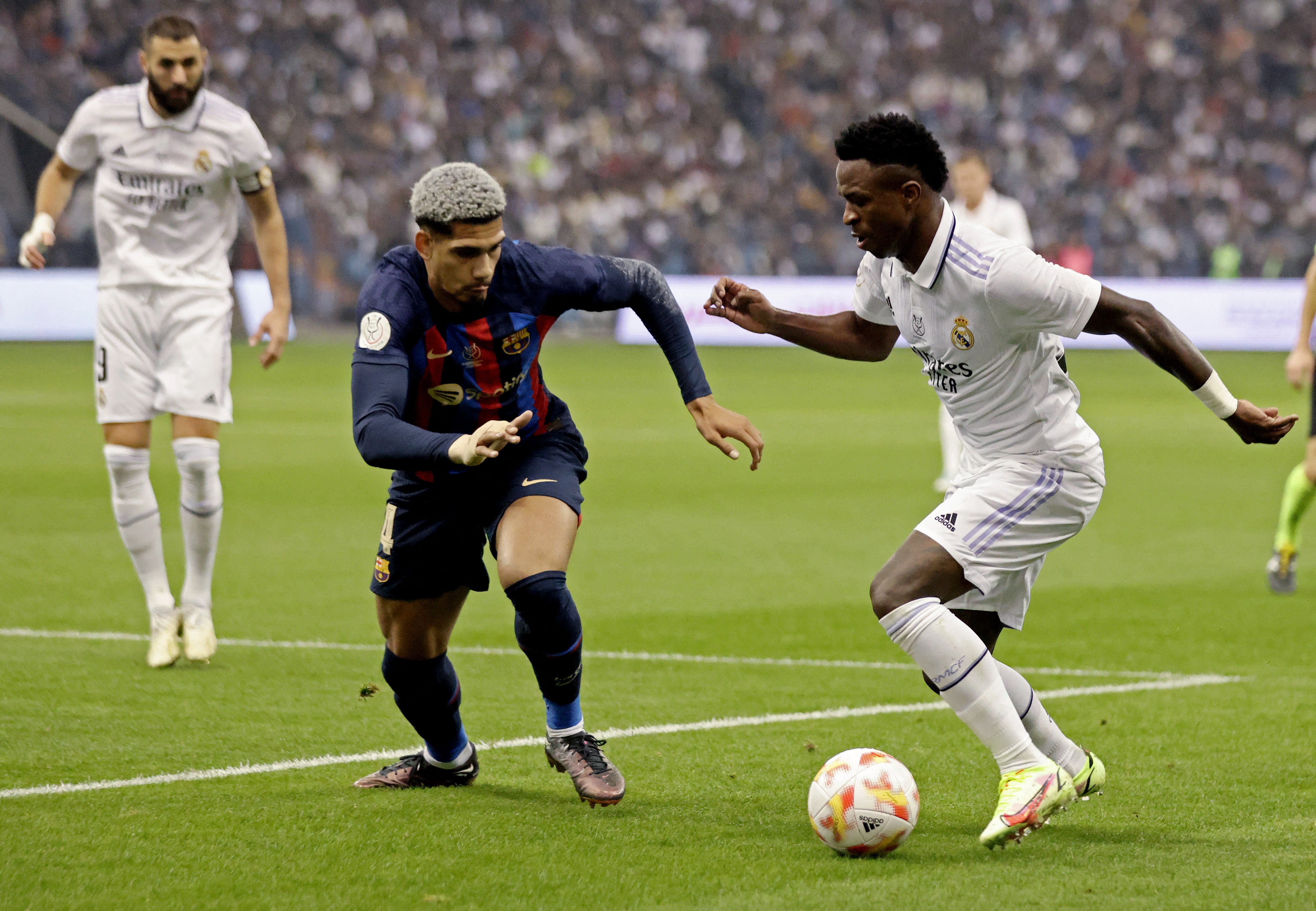 Soccer Football - Spanish Super Cup - Final - Real Madrid v FC Barcelona - King Fahd Stadium, Riyadh, Saudi Arabia - January 15, 2023 FC Barcelona's Ronald Araujo in action with Real Madrid's Vinicius Junior REUTERS/Ahmed Yosri