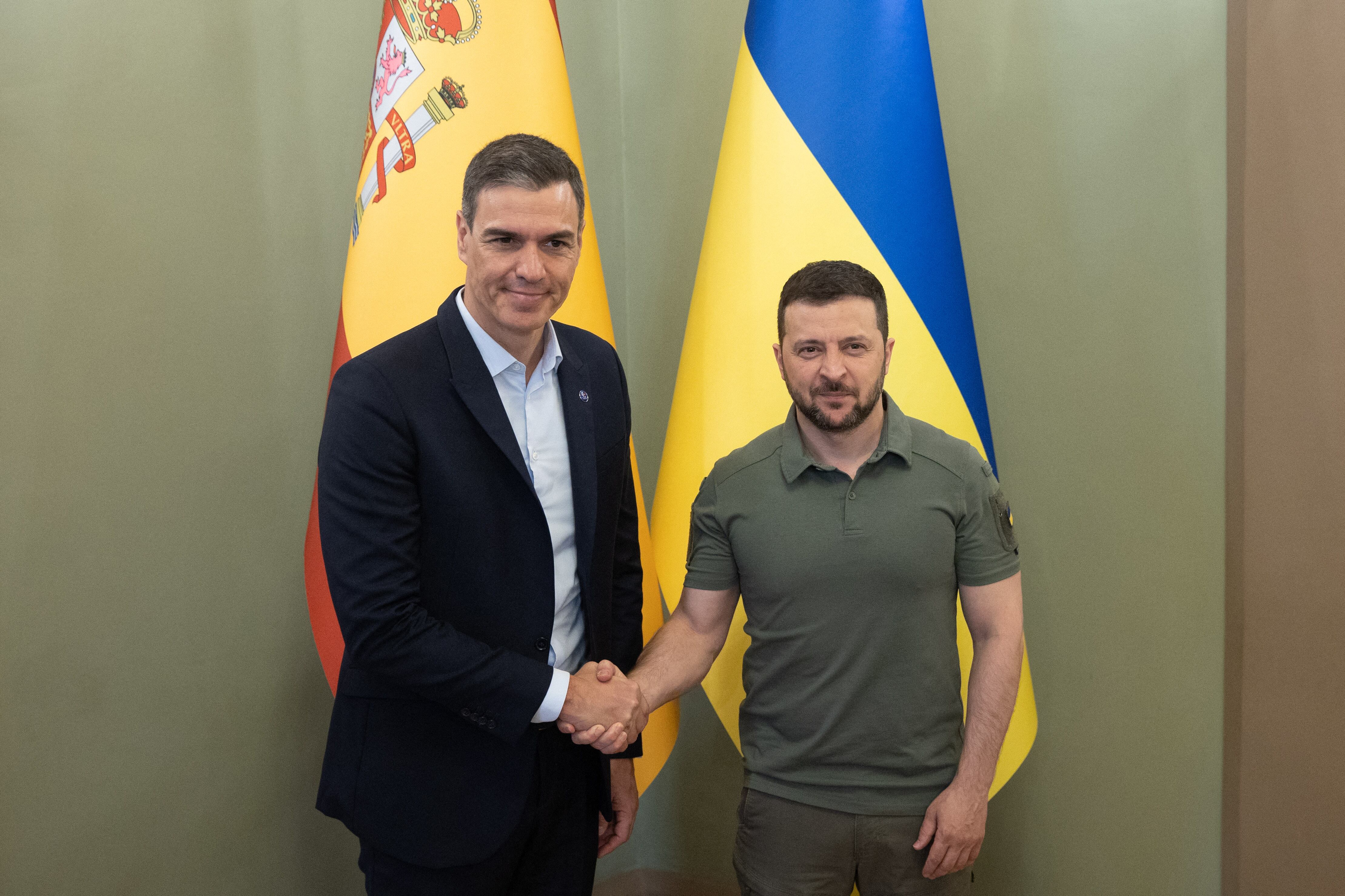 En esta fotografía informativa tomada y publicada por el Servicio de Prensa Presidencial de Ucrania el 1 de julio de 2023, el presidente de Ucrania, Volodymyr Zelensky (derecha), estrecha la mano del primer ministro de España, Pedro Sánchez, antes de su reunión en Kiev. El primer ministro español, Pedro Sánchez, dijo que su visita a Kiev el primer día de la presidencia española de la UE mostró el compromiso "inequívoco" del bloque con la candidatura de Ucrania para unirse al bloque de 27 naciones. (Foto de Handout / Servicio de Prensa Presidencial de Ucrania / AFP) / RESTRINGIDO A USO EDITORIAL - CRÉDITO OBLIGATORIO "AFP PHOTO /HO/Servicio de Prensa Presidencial de Ucrania" - SIN MARKETING SIN CAMPAÑAS PUBLICITARIAS - DISTRIBUIDO COMO SERVICIO A LOS CLIENTES