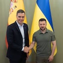 En esta fotografía informativa tomada y publicada por el Servicio de Prensa Presidencial de Ucrania el 1 de julio de 2023, el presidente de Ucrania, Volodymyr Zelensky (derecha), estrecha la mano del primer ministro de España, Pedro Sánchez, antes de su reunión en Kiev. El primer ministro español, Pedro Sánchez, dijo que su visita a Kiev el primer día de la presidencia española de la UE mostró el compromiso "inequívoco" del bloque con la candidatura de Ucrania para unirse al bloque de 27 naciones. (Foto de Handout / Servicio de Prensa Presidencial de Ucrania / AFP) / RESTRINGIDO A USO EDITORIAL - CRÉDITO OBLIGATORIO "AFP PHOTO /HO/Servicio de Prensa Presidencial de Ucrania" - SIN MARKETING SIN CAMPAÑAS PUBLICITARIAS - DISTRIBUIDO COMO SERVICIO A LOS CLIENTES