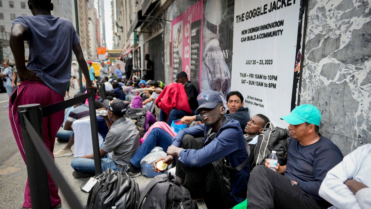 Nueva York experimenta cada vez más dificultades para lidiar con la cantidad de migrantes que llegan a diario.