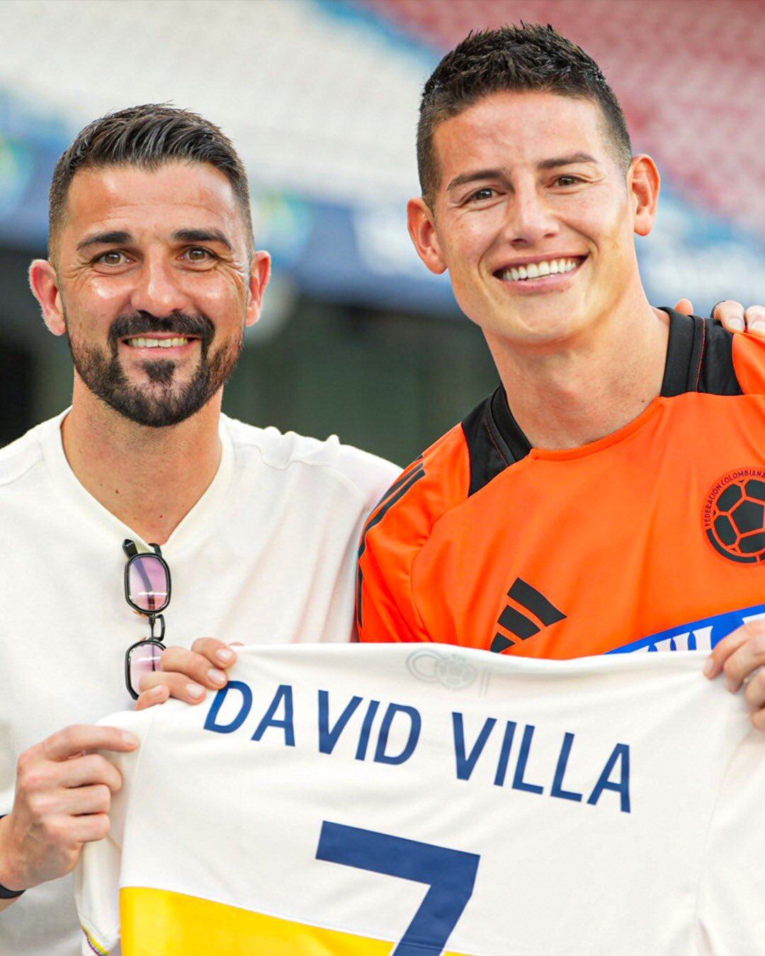 James Rodríguez posando junto a David Villa