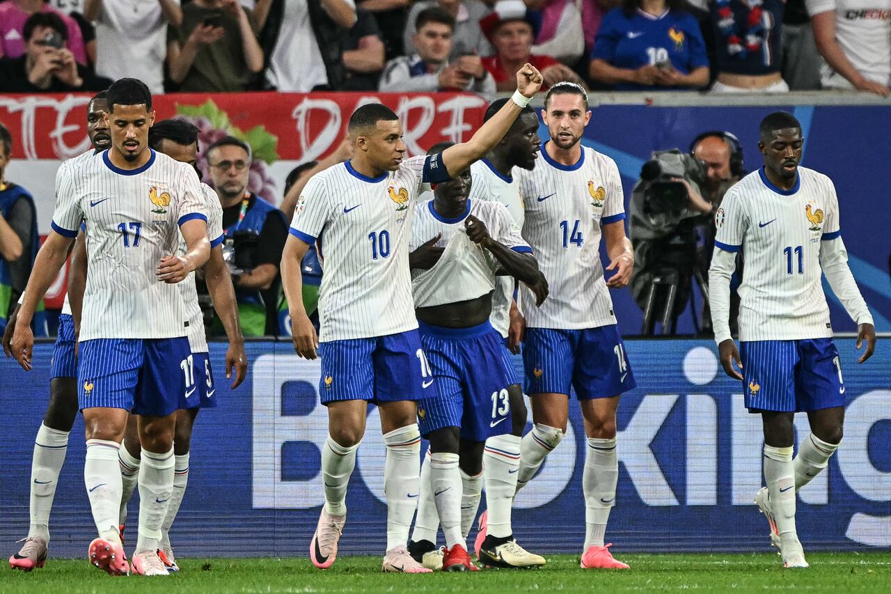 Francia gana el encuentro parcialmente por autogol de Austria.