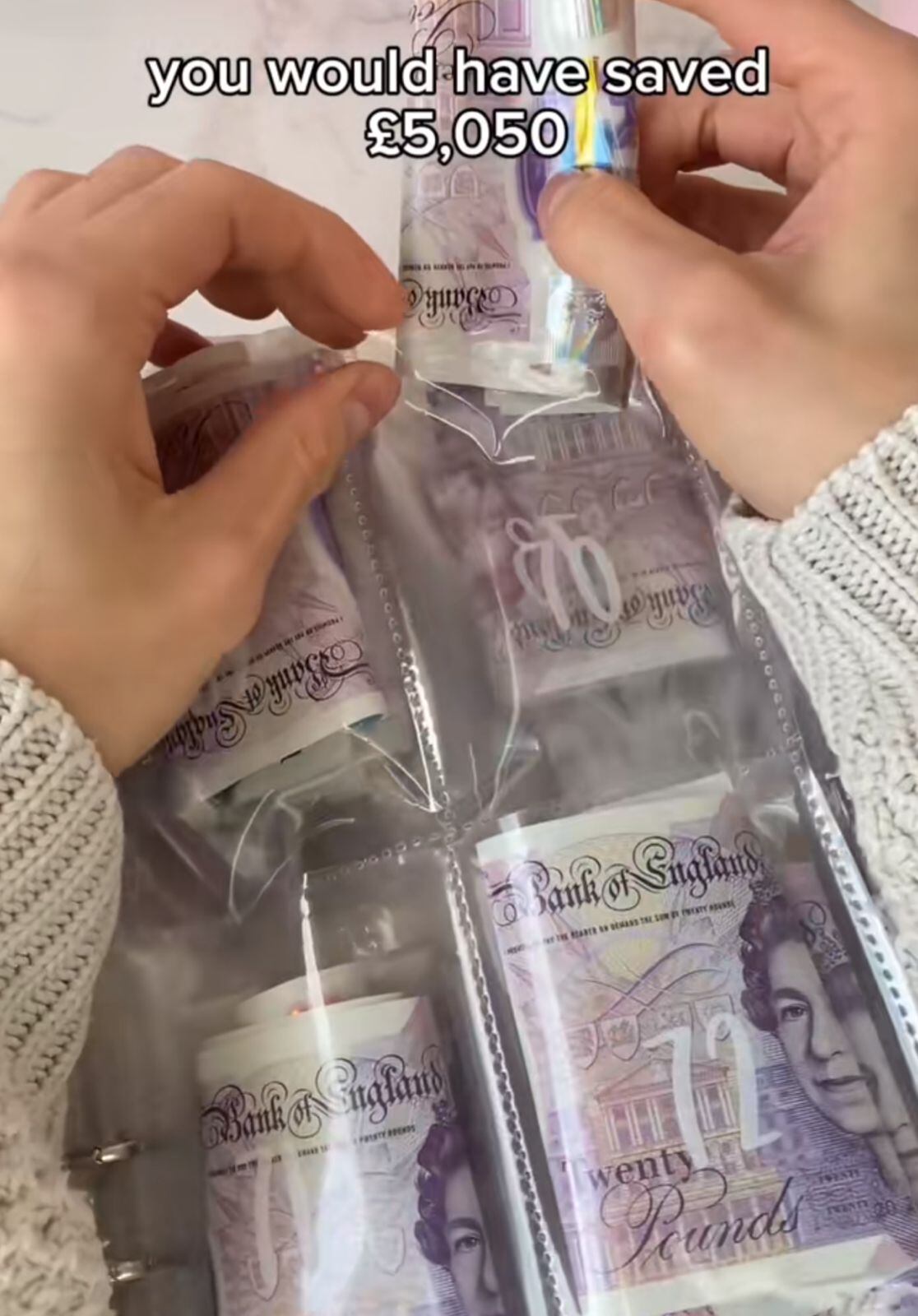 Los billetes se guardan en compartimientos diferentes cada día