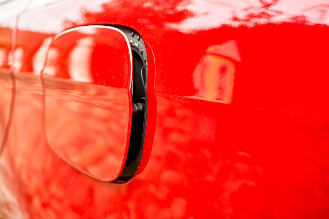 Detrás de la tapa de la gasolina viene una serie de códigos que sirven para dar indicaciones y cuidar el vehículo.