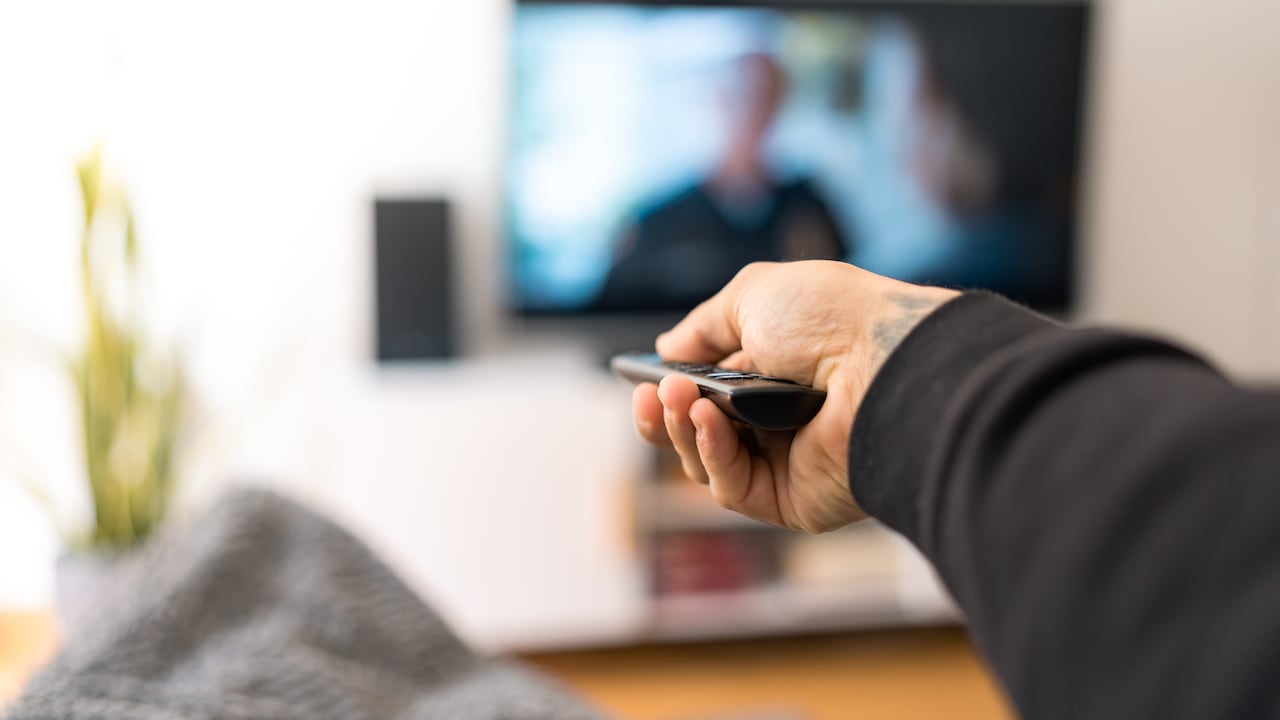 Tener un televisor en el cuarto puede parecer una opción cómoda.