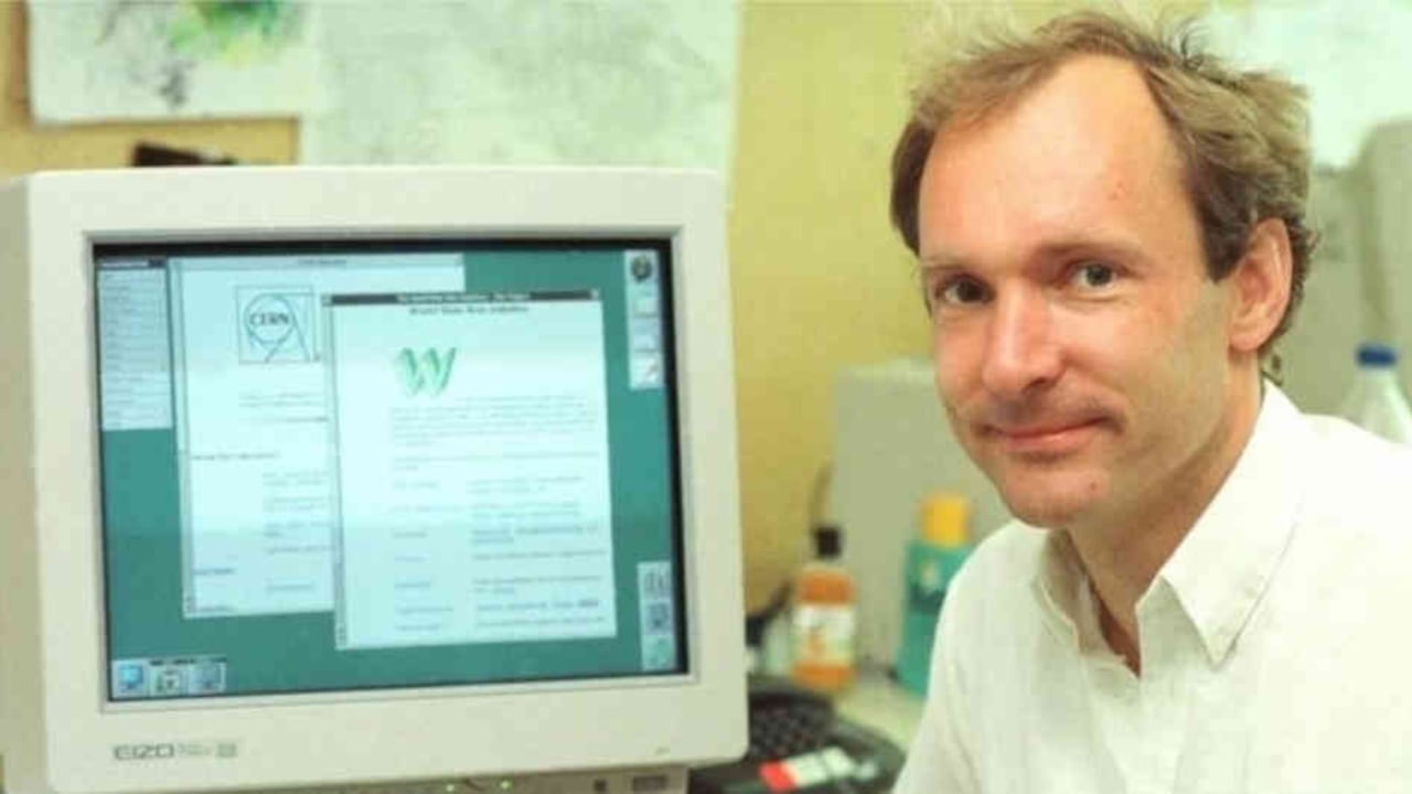 El físico Tim Berners-Lee inventó la World Wide Web como una herramienta útil para científicos en 1989.