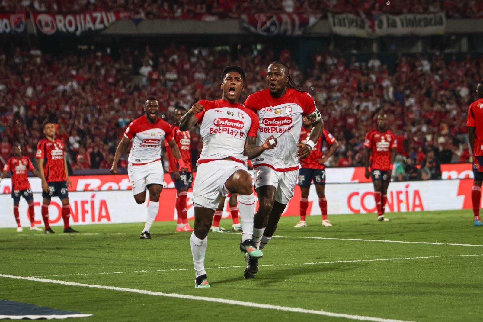 Harold Mosquera celebrando su gol con Independiente Santa Fe ante Medellín