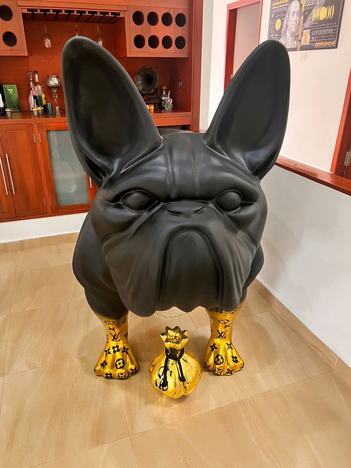 Según las autoridades, este perro tenía enchapes de oro y pertenecía a alias Chucho.