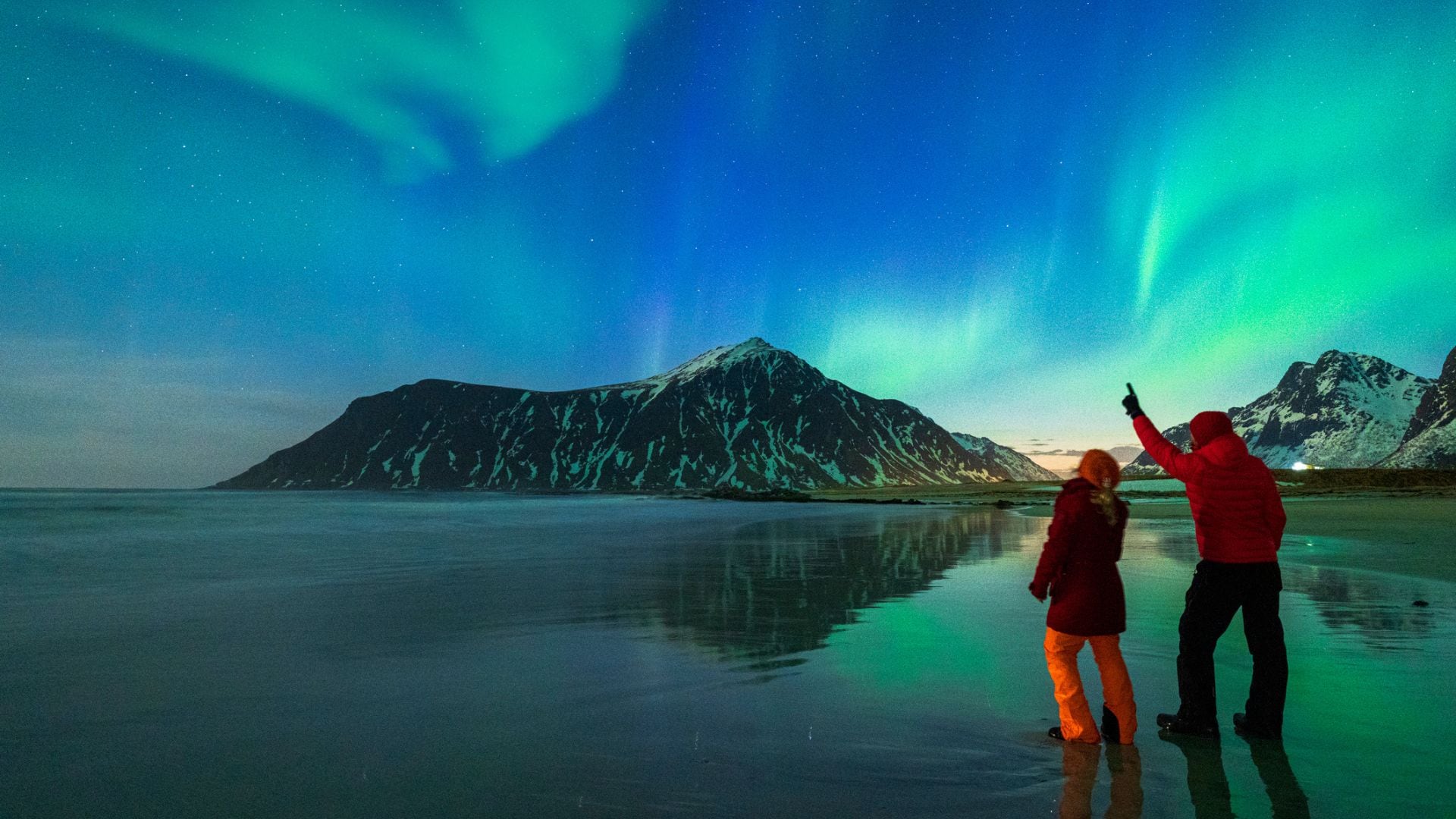 Estas colisiones liberan energía en forma de luz, creando los espectaculares destellos y ondulaciones que vemos en el cielo.