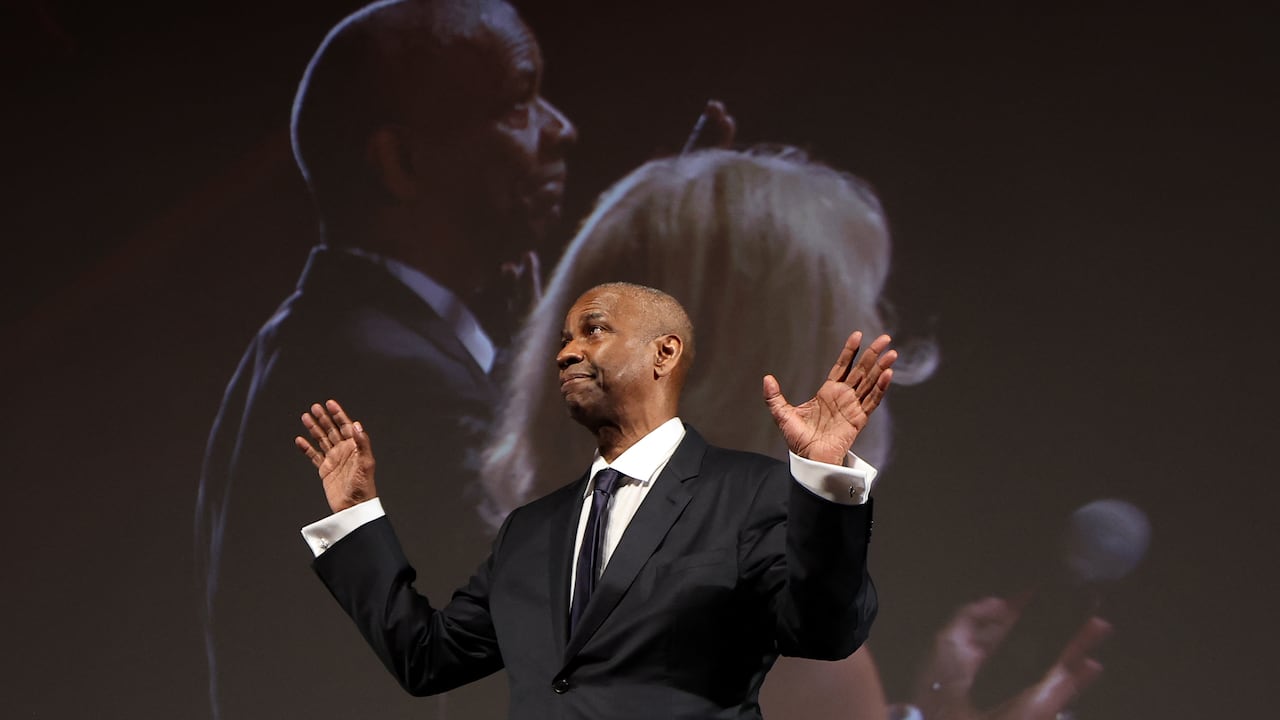 El actor estadounidense Denzel Washington recibe la Palma de Oro Honorífica antes de la proyección de la película "Highest 2 Lowest".