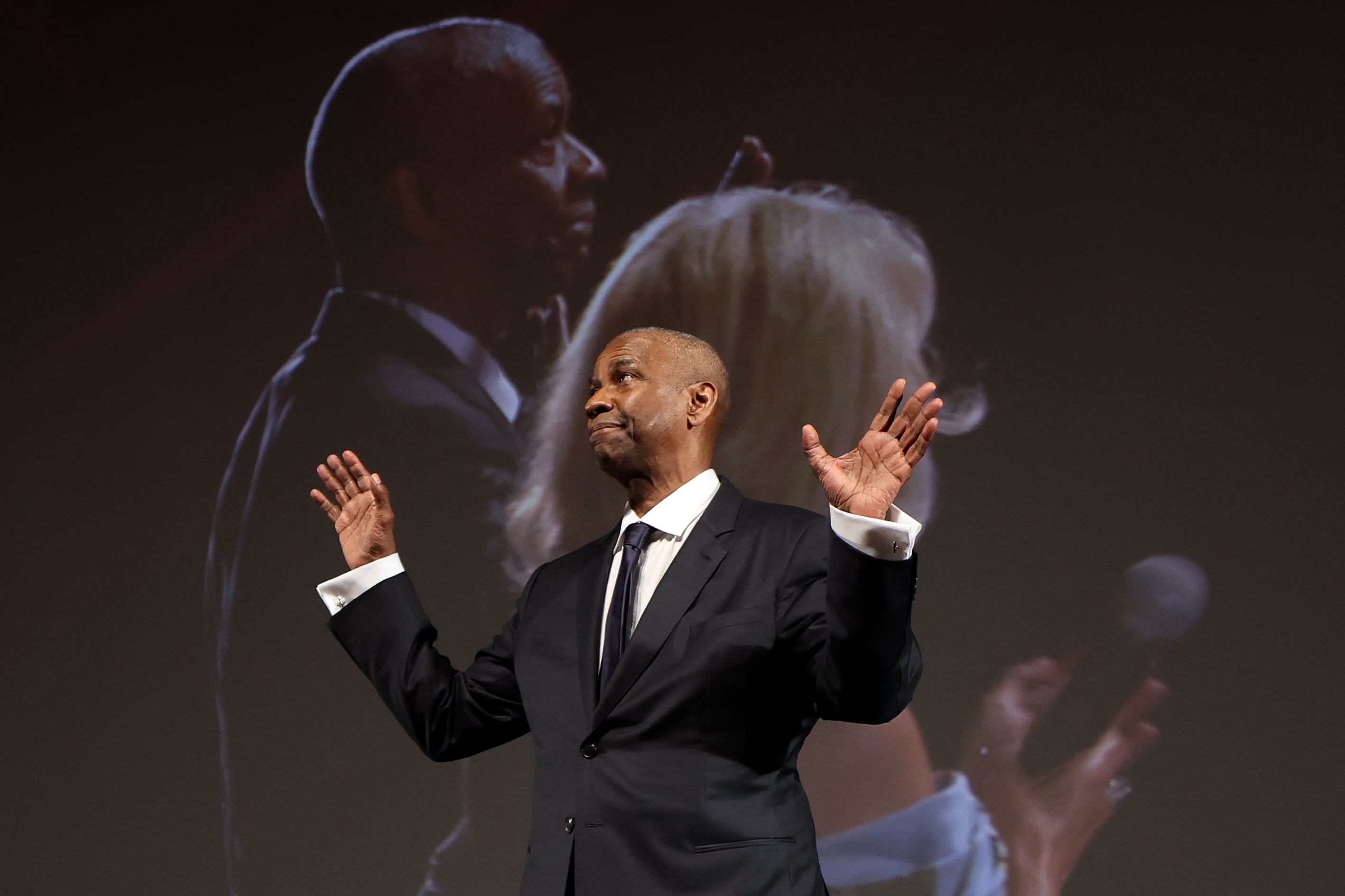 El actor estadounidense Denzel Washington recibe la Palma de Oro Honorífica antes de la proyección de la película "Highest 2 Lowest".