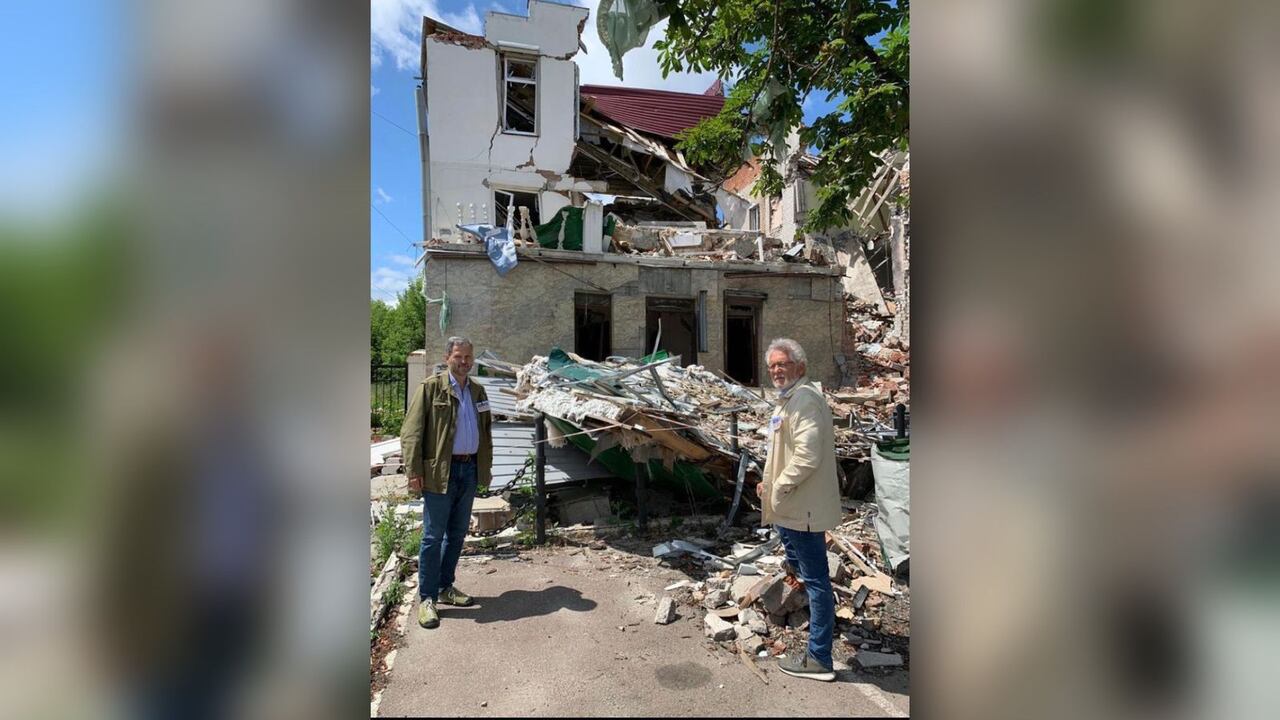 El ex comisionado de Paz y el escritor en su visita a Ucrania.