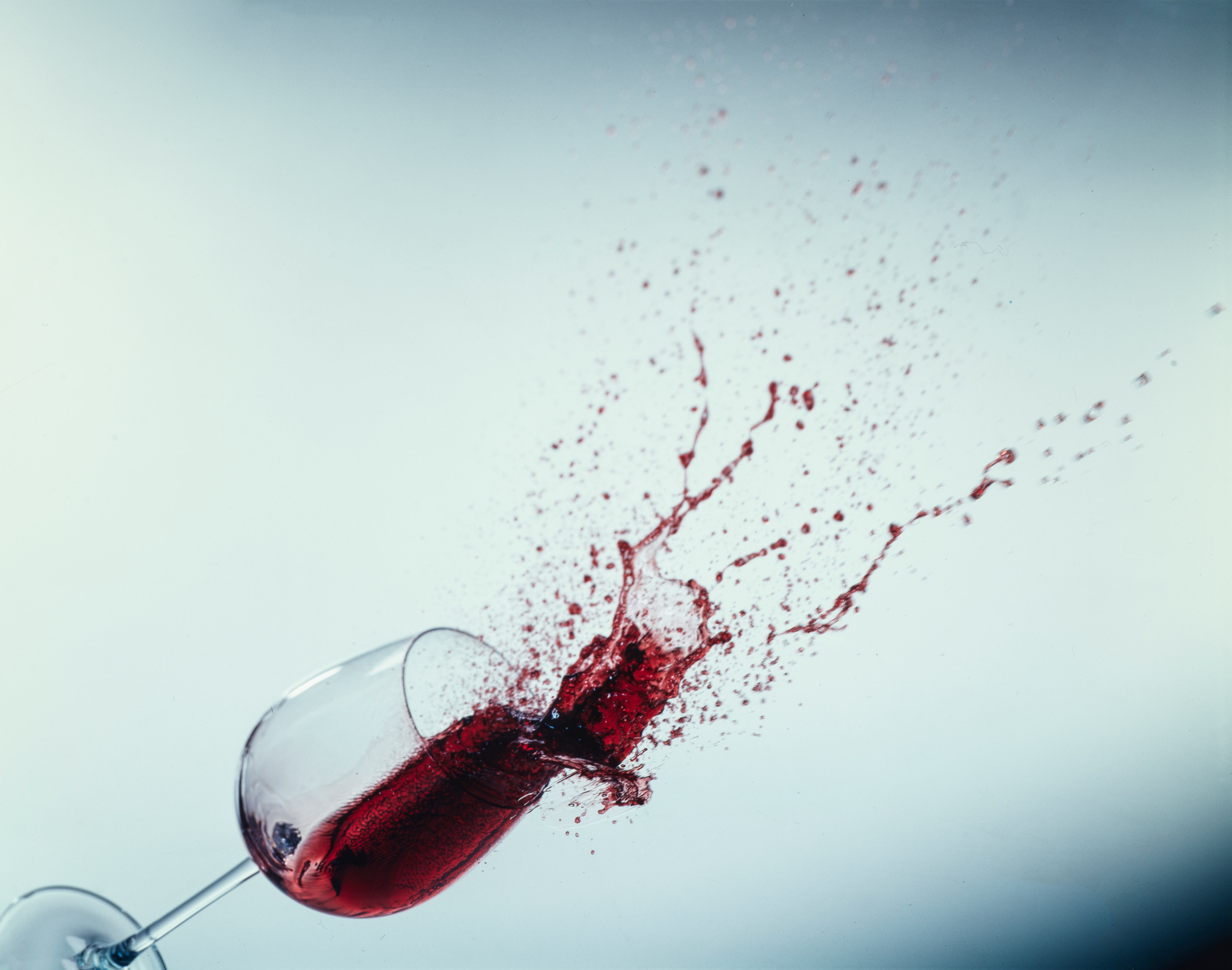 Actúe rápido para que la mancha no se impregne en el mantel