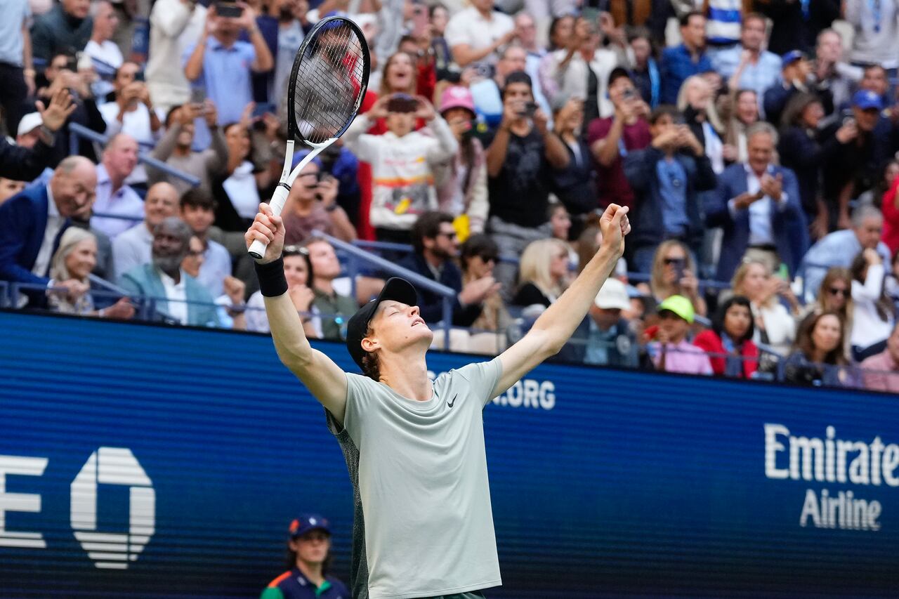 Jannik Sinner alza el trofeo de campeón del Abierto de Estados Unidos