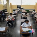 Los alumnos se sientan en el aula de una escuela en Caracas el 25 de octubre de 2021, cuando las instituciones educativas en Venezuela reabren después de más de un año y medio de aprendizaje remoto debido a la pandemia del nuevo coronavirus COVID-19. (Foto de Federico PARRA / AFP)