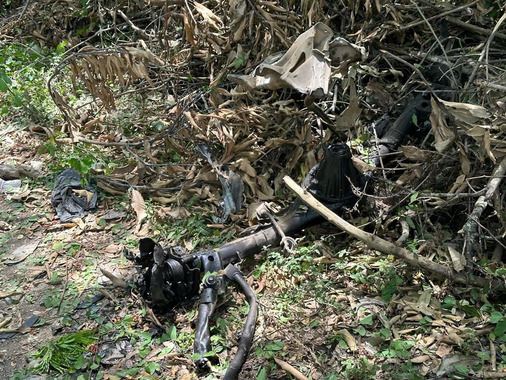 Piezas del vehículo donde se instaló el artefacto explosivo.