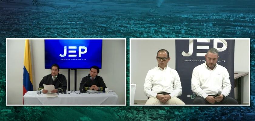 Dos altos oficiales del Gaula devuelven sus medallas frente a víctimas de falsos positivos en Cali.