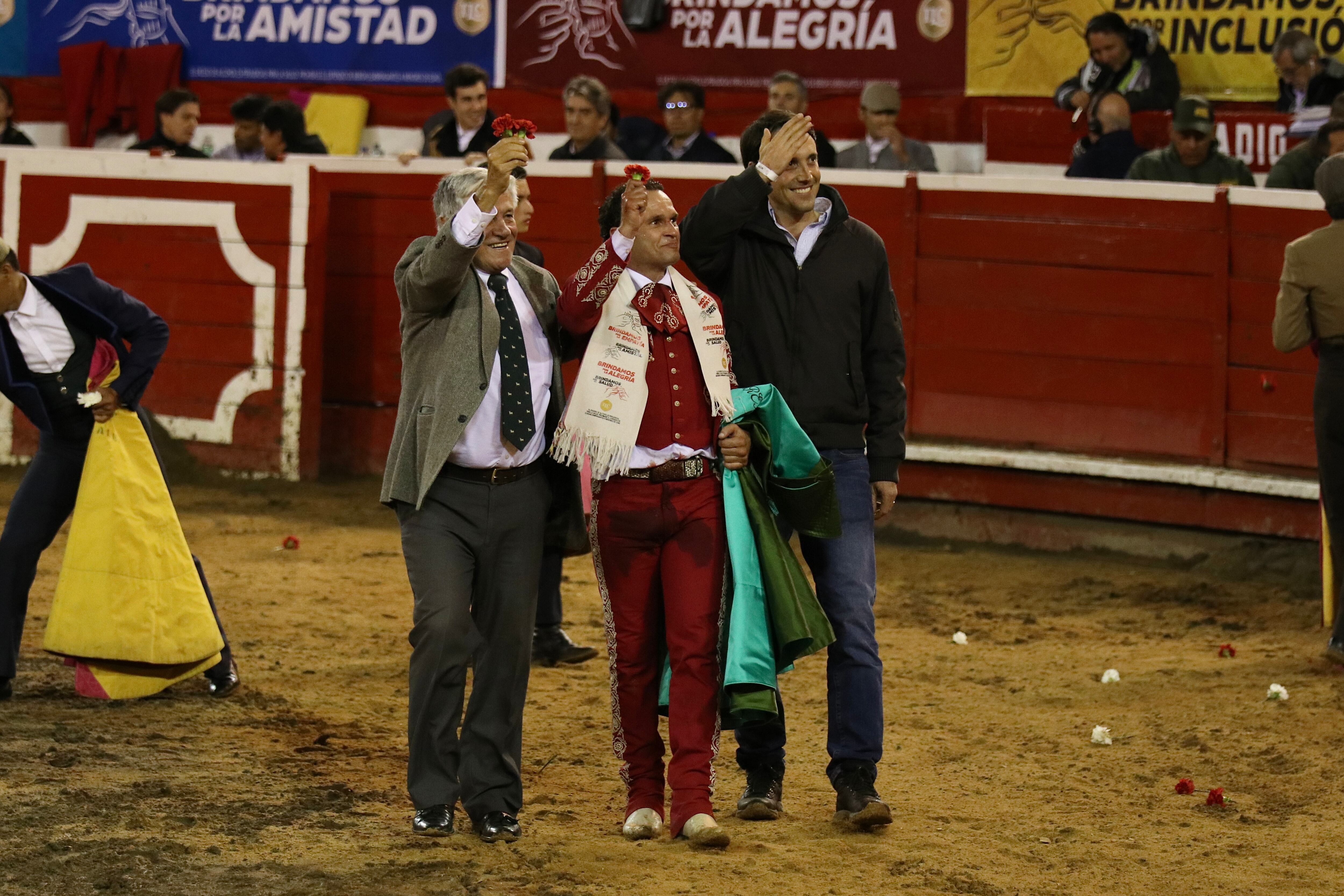 De izquierda a derecha: Miguel Gutiérrez, Antonio Ferrera y Marcelo Gutiérrez, dando la vuelta al ruedo tras el indulto del novillo-toro de la ganadería de Ernesto Gutiérrez Arango, en el Festival Taurino del 2023, en Manizales. Foto: Bryan Santiago Grisales Chica - Cormanizales