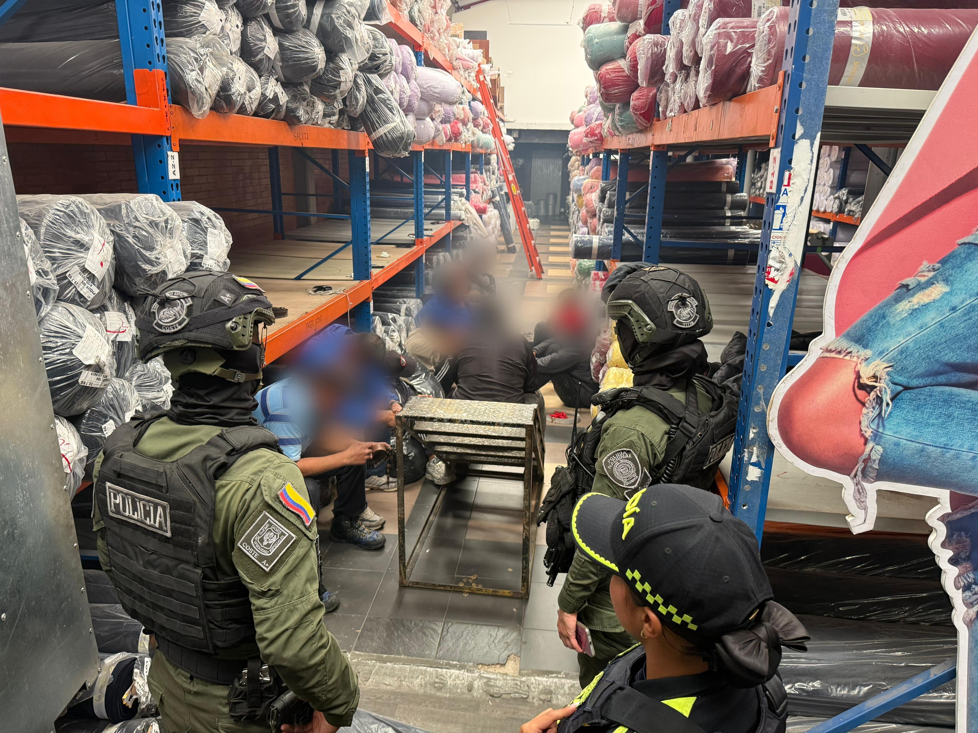 Captura de criminales intentando robar fábrica de telas en Fontibón.