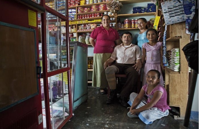 HUMBERTO: Humberto Ruiz Cano es un comerciante de 33 años que vive con su esposa, Daisy, y sus tres hijas en el municipio de San Luis, Antioquia. En el 2004, este hombre se ganaba la vida arriando mulas en las montañas aledañas a la vereda El Pescado, cuando a las 3:00 p. m. del 13 de junio, mientras bajaba con siete mulas cargadas de madera, pisó una mina antipersona. Como consecuencia de la explosión perdió su pierna derecha. La fe inquebrantable en Dios, al que dedica gran parte de su tiempo, y el amor por su familia, le han permitido a este antiguo arriero salir adelante.